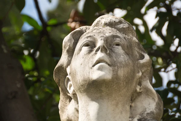 Very old statue of a woman — Stock Photo, Image