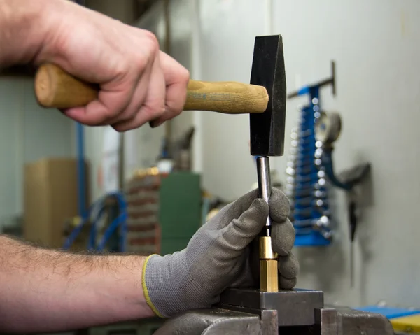 Martilleo en el taller mecánico — Foto de Stock