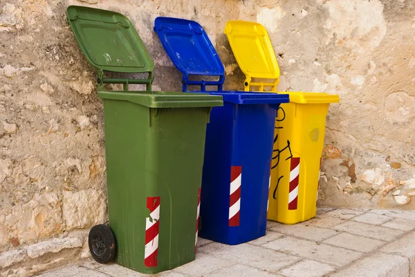 Tres cubos de reciclaje coloridos — Foto de Stock