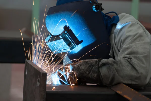 Werknemer lassen In fabriek — Stockfoto