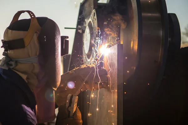 工人在工厂中的焊接 — 图库照片