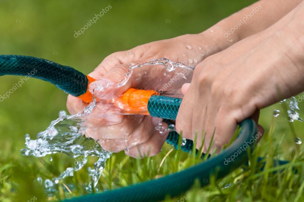 Шланг hozelock sprayer hose 2 метра. Два девушки играющий бассейне брызгать друг друга. Девушка со шлангом в руках поливает. Вместе со шлангом. Мужчина поливает из шланга.