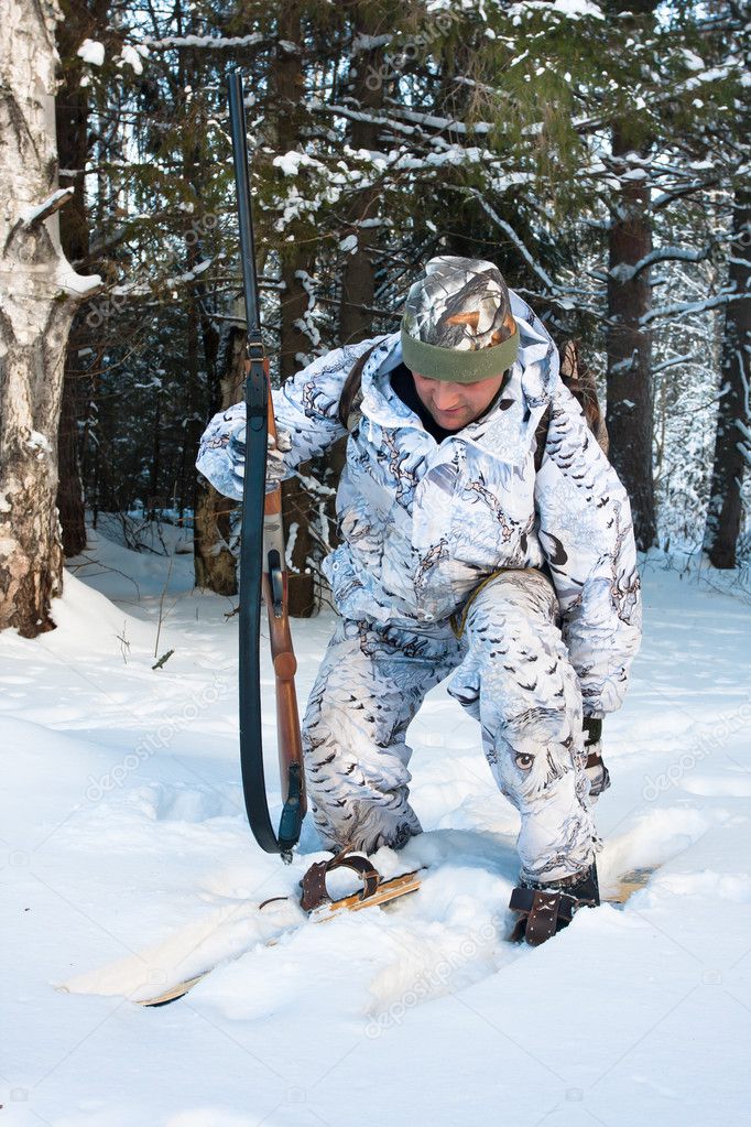 охотник на лыжах в лесу. лыжи охотничьи зима. охотничьи лыжи артвуд. лыжи охотничьи зима. охотничьи лыжи.