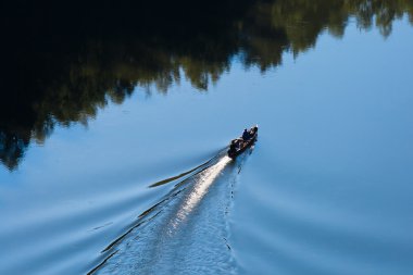 bir nehir üzerinde yelken tekne