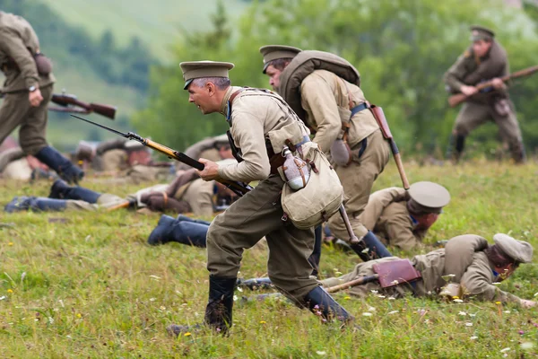 Tentara Rusia dari perang dunia pertama dalam pertempuran . — Stok Foto