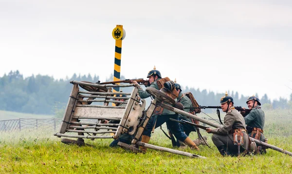 Duitse soldaten uit de eerste Wereldoorlog in de verdediging. — Stockfoto