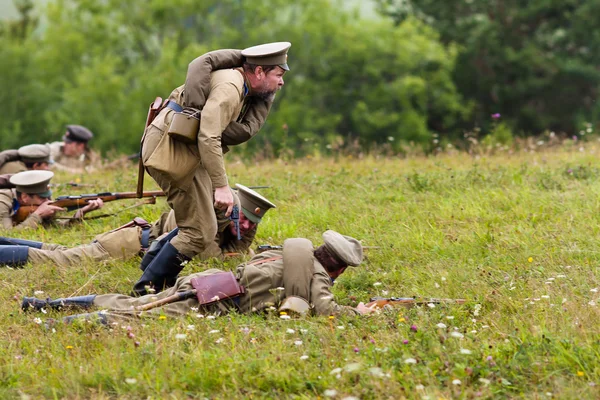 Russian soldiers of the first world war during attack. — Stock Photo, Image