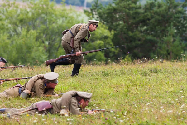 Russian soldiers of the first world war during the attack. — Stock Photo, Image