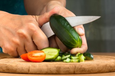 salata hazırlama kadın elinde