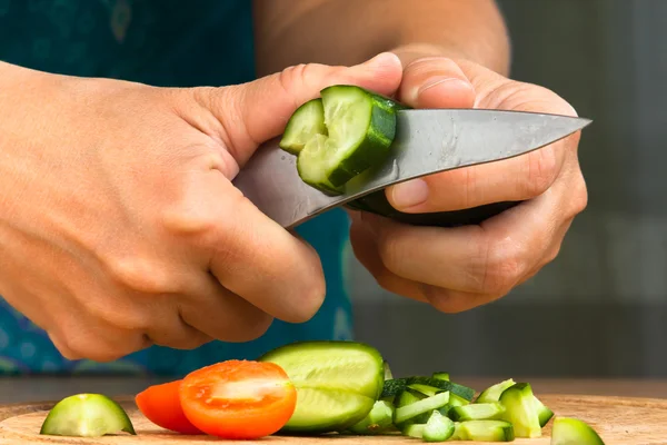 Manos picando pepino para ensalada, primer plano — Foto de Stock