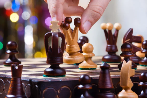 Hand van schaker met koningin — Stockfoto