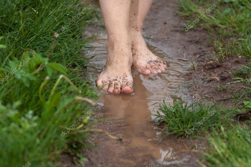 https://st2.depositphotos.com/4049585/9273/i/950/depositphotos_92737960-stock-photo-feet-of-woman-in-puddles.jpg