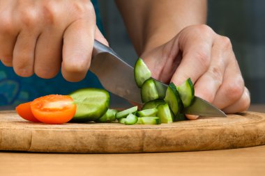 domates ve salatalık salatası yapma eller