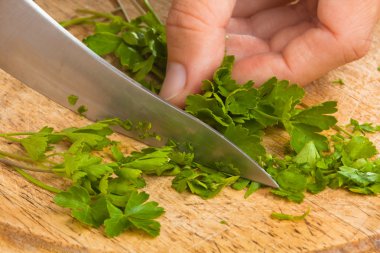 maydanoz doğrama kesme tahtası üzerinde bırakır