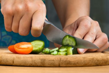 salatalık ve domates doğrama eller