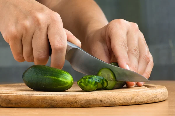 Manos rebanando pepino, primer plano — Foto de Stock