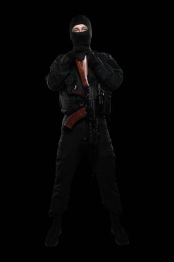 Siyah özel kuvvetler üniformalı silahlı bir erkek. Stüdyoda çekilmiş. Siyah arkaplanda kırpma yolu ile izole edildi (resmi çevir)