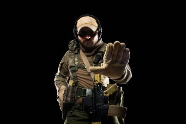 Üniformalı erkek asker özel kuvvetlere uyuyor. Stüdyoda çekilmiş. Siyah arkaplanda kırpma yolu ile izole edildi