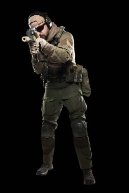 Üniformalı erkek asker özel kuvvetlere uyuyor. Stüdyoda çekilmiş. Siyah arkaplanda kırpma yolu ile izole edildi