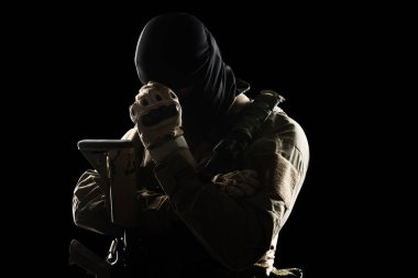 Üniformalı erkek asker özel kuvvetlere uyuyor. Stüdyoda çekilmiş. Siyah arkaplanda kırpma yolu ile izole edildi