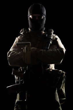Üniformalı erkek asker özel kuvvetlere uyuyor. Stüdyoda çekilmiş. Siyah arkaplanda kırpma yolu ile izole edildi