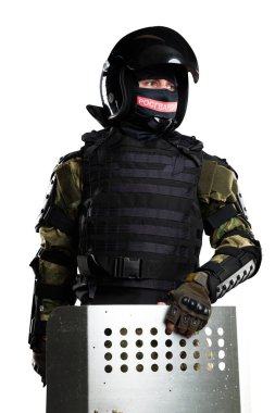 Zırhlı, coplu, koruyucu kalkanlı askerler. Üniforma, Polis Özel Amaçlı Mobil Birimi 'ne (rosgvardia) uyuyor. Kabalığı Rusça Rosgvardia yazısıyla yamayın.. 