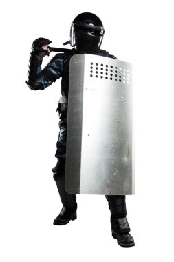 Zırhlı, coplu, koruyucu kalkanlı askerler. Üniforma Polis Özel Amaçlı Mobil Birimi 'ne uyuyor. Kabalığı Rusça yazılı polisle yama. Beyaz arkaplan