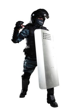 Zırhlı, coplu, koruyucu kalkanlı askerler. Üniforma Polis Özel Amaçlı Mobil Birimi 'ne uyuyor. Kabalığı Rusça yazılı polisle yama. Beyaz arkaplan