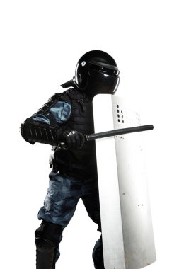 Zırhlı, coplu, koruyucu kalkanlı askerler. Üniforma Polis Özel Amaçlı Mobil Birimi 'ne (OMON) uyuyor. Kabalığı Rusça Omon yazısıyla yamayın. Beyaz arkaplan