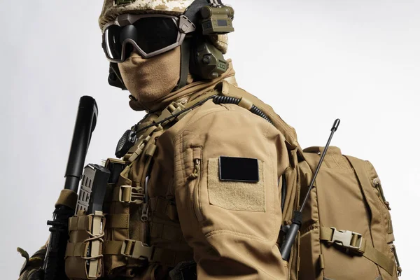 Tentara Pria Dengan Peralatan Taktis Dan Seragam Coyote Brown Color Stok Foto