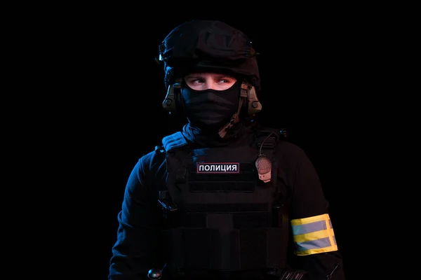 Man Zwart Uniform Voldoet Aan Swat Van Politie Patch Achterkant Rechtenvrije Stockfoto's