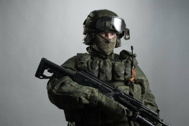 Rus piyade üniformalı bir erkek üniformayı korur. Gri arkaplanda izole.