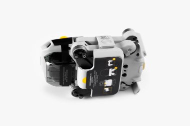 MOSCOW, RUSSIA - Şubat 05 2021: dji mavic mini 2 kombinasyon paketi, DJI şirketi tarafından başlatılan en küçük insansız hava aracı. Sadece 249 g ağırlığında bir dron - DJI Mavic Mini 2.