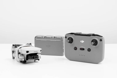 MOSCOW, RUSSIA - Şubat 05 2021: dji mavic mini 2 kombinasyon paketi, DJI şirketi tarafından başlatılan en küçük insansız hava aracı. Sadece 249 g ağırlığında bir dron - DJI Mavic Mini 2.
