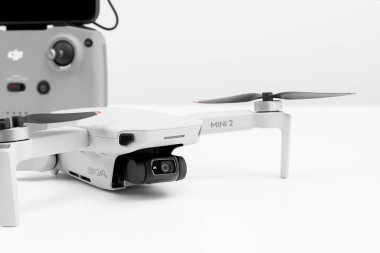 MOSCOW, RUSSIA - Şubat 05 2021: dji mavic mini 2 kombinasyon paketi, DJI şirketi tarafından başlatılan en küçük insansız hava aracı. Sadece 249 g ağırlığında bir dron - DJI Mavic Mini 2.
