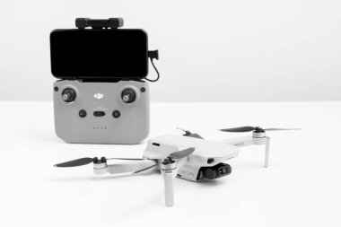 MOSCOW, RUSSIA - Şubat 05 2021: dji mavic mini 2 kombinasyon paketi, DJI şirketi tarafından başlatılan en küçük insansız hava aracı. Sadece 249 g ağırlığında bir dron - DJI Mavic Mini 2.
