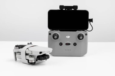 MOSCOW, RUSSIA - Şubat 05 2021: dji mavic mini 2 kombinasyon paketi, DJI şirketi tarafından başlatılan en küçük insansız hava aracı. Sadece 249 g ağırlığında bir dron - DJI Mavic Mini 2.