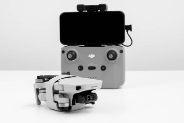 MOSCOW, RUSSIA - Şubat 05 2021: dji mavic mini 2 kombinasyon paketi, DJI şirketi tarafından başlatılan en küçük insansız hava aracı. Sadece 249 g ağırlığında bir dron - DJI Mavic Mini 2.