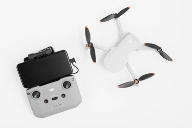 MOSCOW, RUSSIA - Şubat 05 2021: dji mavic mini 2 kombinasyon paketi, DJI şirketi tarafından başlatılan en küçük insansız hava aracı. Sadece 249 g ağırlığında bir dron - DJI Mavic Mini 2.
