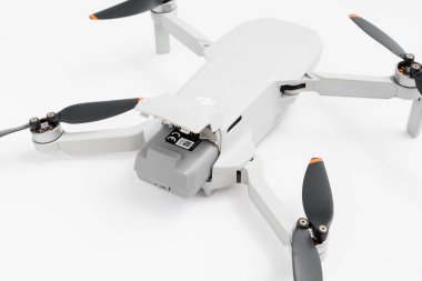 MOSCOW, RUSSIA - Şubat 05 2021: dji mavic mini 2 kombinasyon paketi, DJI şirketi tarafından başlatılan en küçük insansız hava aracı. Sadece 249 g ağırlığında bir dron - DJI Mavic Mini 2.