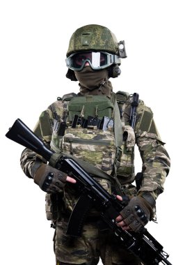 Kamuflaj kıyafetli bir erkek asker. Stüdyoda çekilmiş. Beyaz arkaplanda kırpma yolu ile izole edildi.