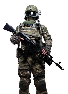 Kamuflaj kıyafetli bir erkek asker. Stüdyoda çekilmiş. Beyaz arkaplanda kırpma yolu ile izole edildi.