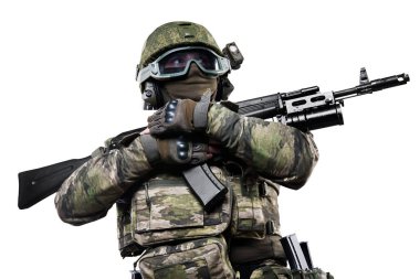 Kamuflaj kıyafetli bir erkek asker. Stüdyoda çekilmiş. Beyaz arkaplanda kırpma yolu ile izole edildi.
