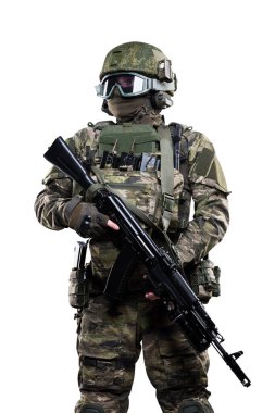Kamuflaj kıyafetli bir erkek asker. Stüdyoda çekilmiş. Beyaz arkaplanda kırpma yolu ile izole edildi.