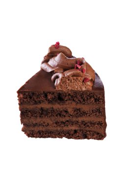 Beyaz izole edilmiş arka planda çikolata kremalı koyu çikolatalı pasta. Kesme yolları var. Stüdyoda çekilmiş. Doğum günü pastası ya da sevgililer günü tatlısı için ev yapımı fırın konsepti.