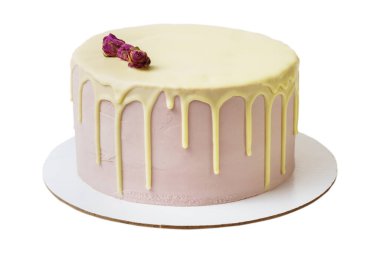 Beyaz izole edilmiş arka planda güllerle kaplı bir parça çikolatalı pasta ve kırpma yolları. Stüdyoda çekilmiş. Düğün pastası ya da sevgililer günü pastası konsepti.