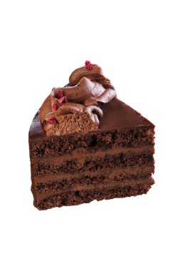 Beyaz izole edilmiş arka planda çikolata kremalı koyu çikolatalı pasta. Kesme yolları var. Stüdyoda çekilmiş. Doğum günü pastası ya da sevgililer günü tatlısı için ev yapımı fırın konsepti.