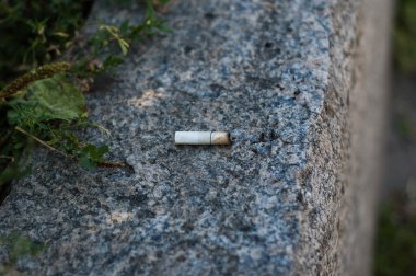 bir sigara izmariti kaldırıma