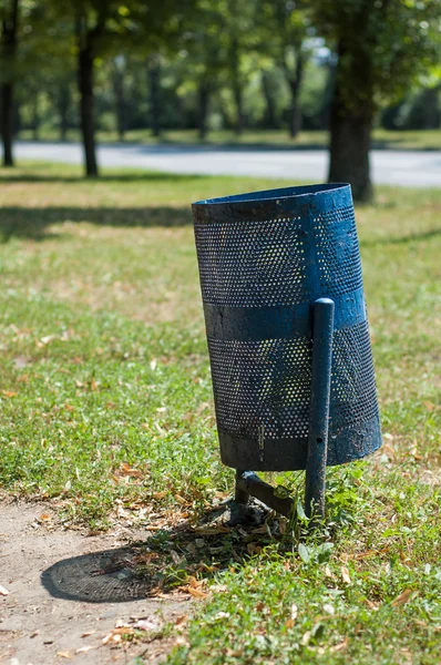 Een kleine prullenbak container — Stockfoto