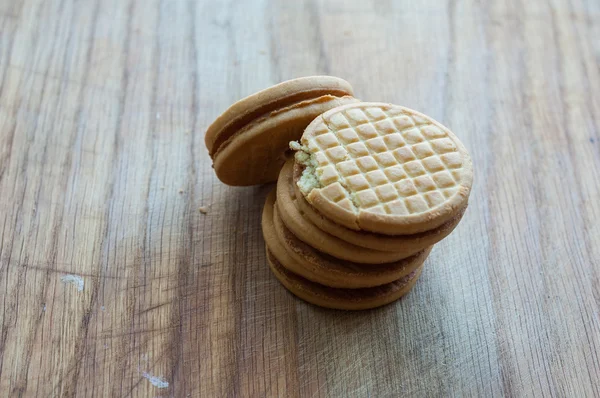 Cookies na dřevěném pozadí — Stock fotografie